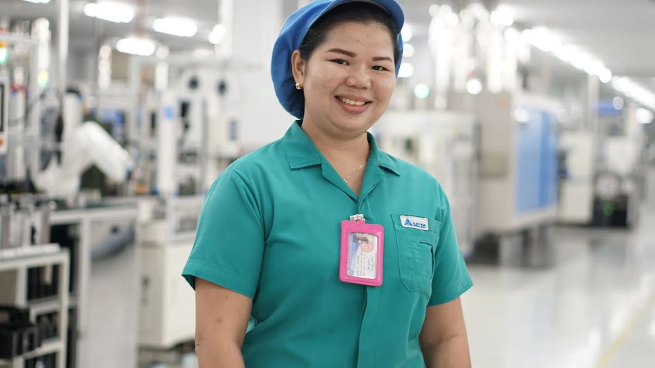 Trabajadora en una instalación en Bangkok, Tailandia