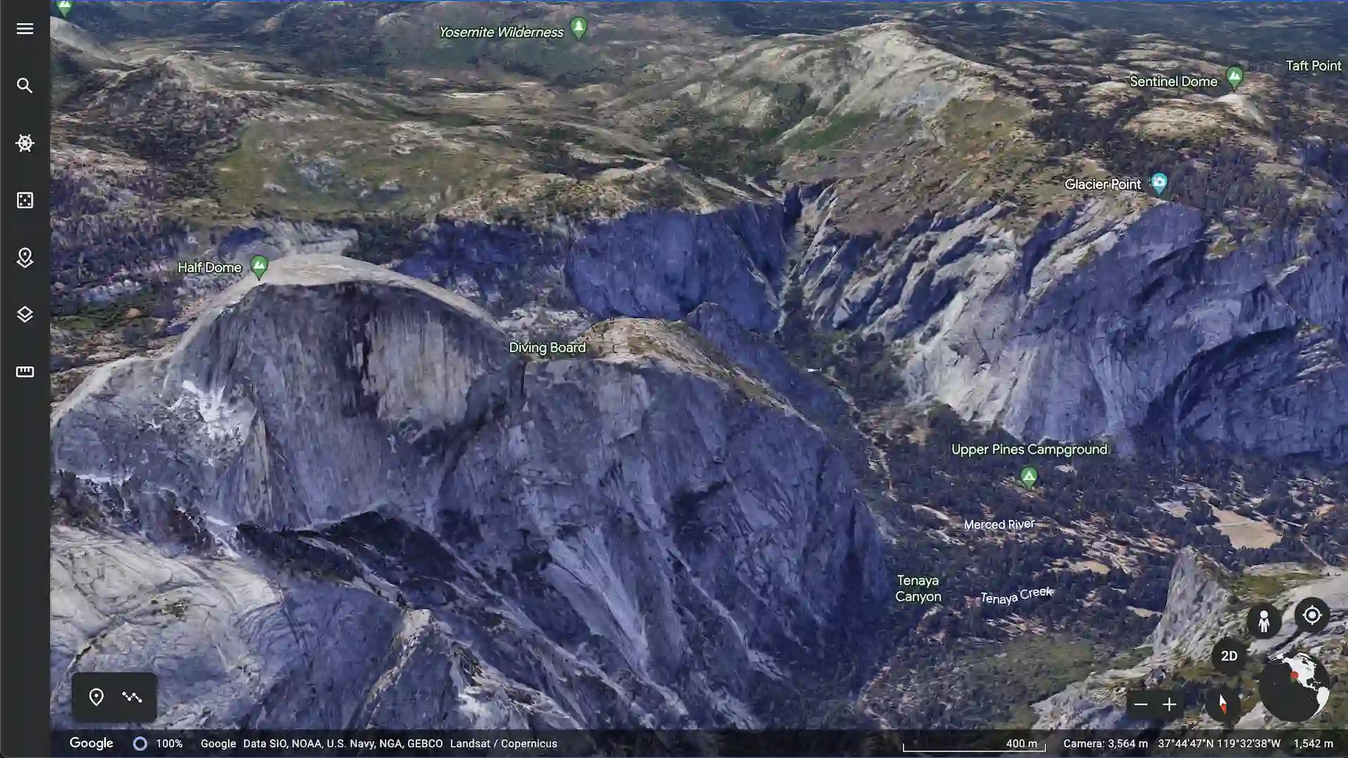 Imagen de la IU de Google Earth donde aparece Half Dome en el Parque Nacional Yosemite