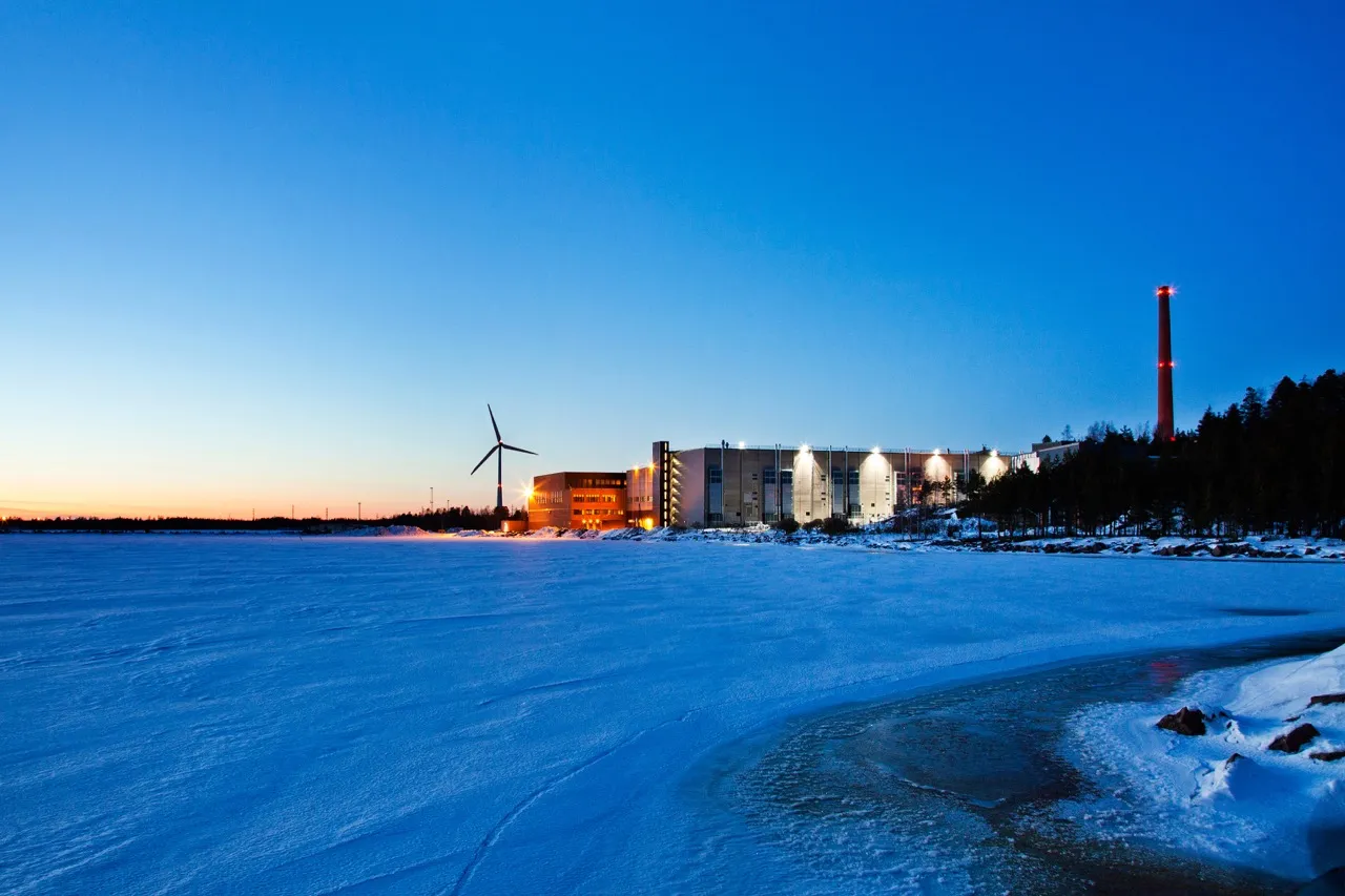 Το κέντρο δεδομένων μας στη Hamina, στη Φινλανδία, το οποίο ήταν προηγουμένως ένα εγκαταλειμμένο εργοστάσιο παραγωγής χαρτιού.