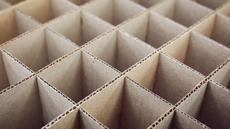 Una caja de cartón dividida en compartimentos vista desde arriba