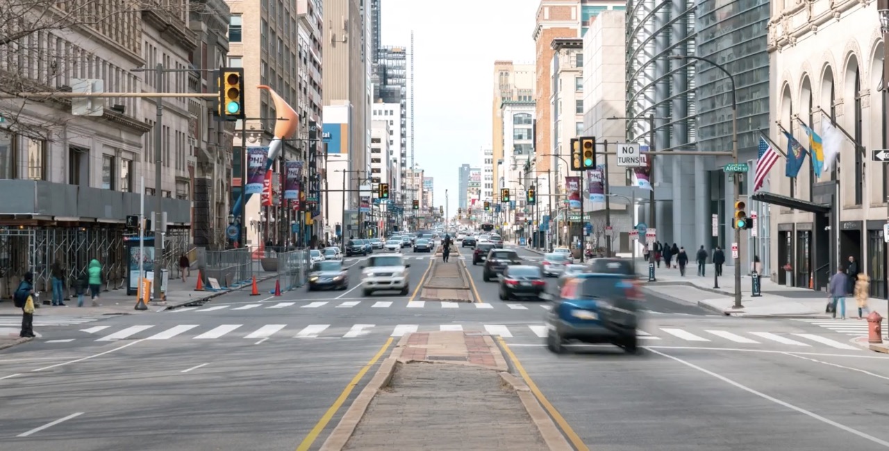 Δρόμος μιας πόλης με πολλή κίνηση και τα αυτοκίνητα ακινητοποιημένα σε ένα φανάρι