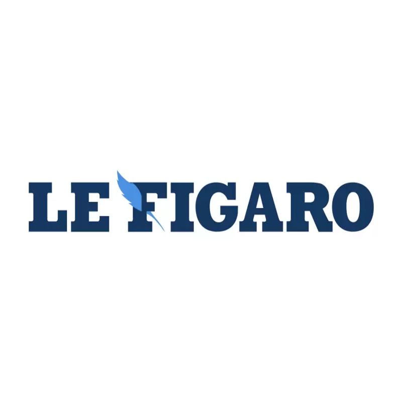 Le Figaro written out in big blue letters with a blue feather going through the letter F, on a white background