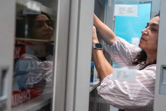 Googler Pia Quiroz arranges a cabinet at the Quilicura Chile data center