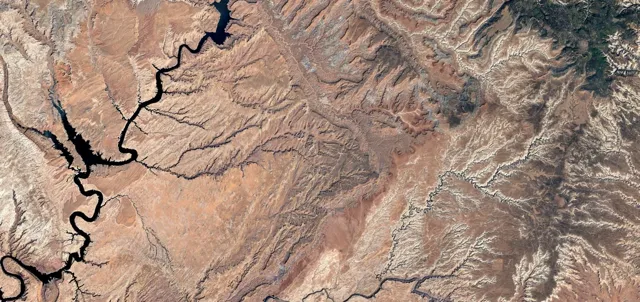 Vista aérea de un terreno con tierra marrón y vías fluviales