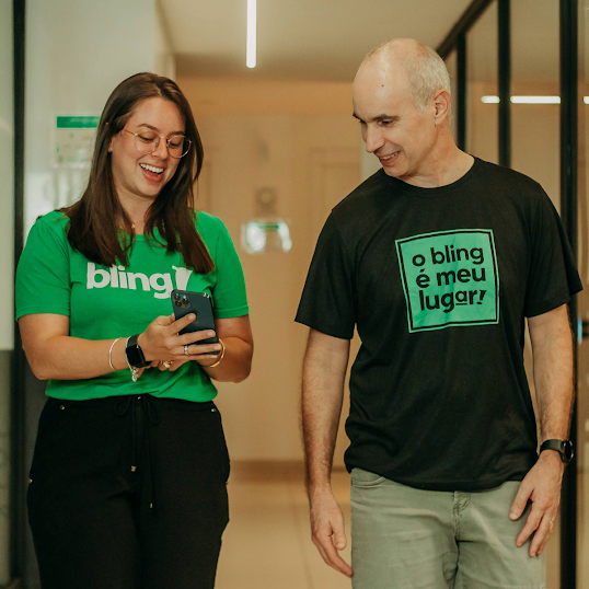 A equipe Bling vestindo camisetas com o logotipo da empresa