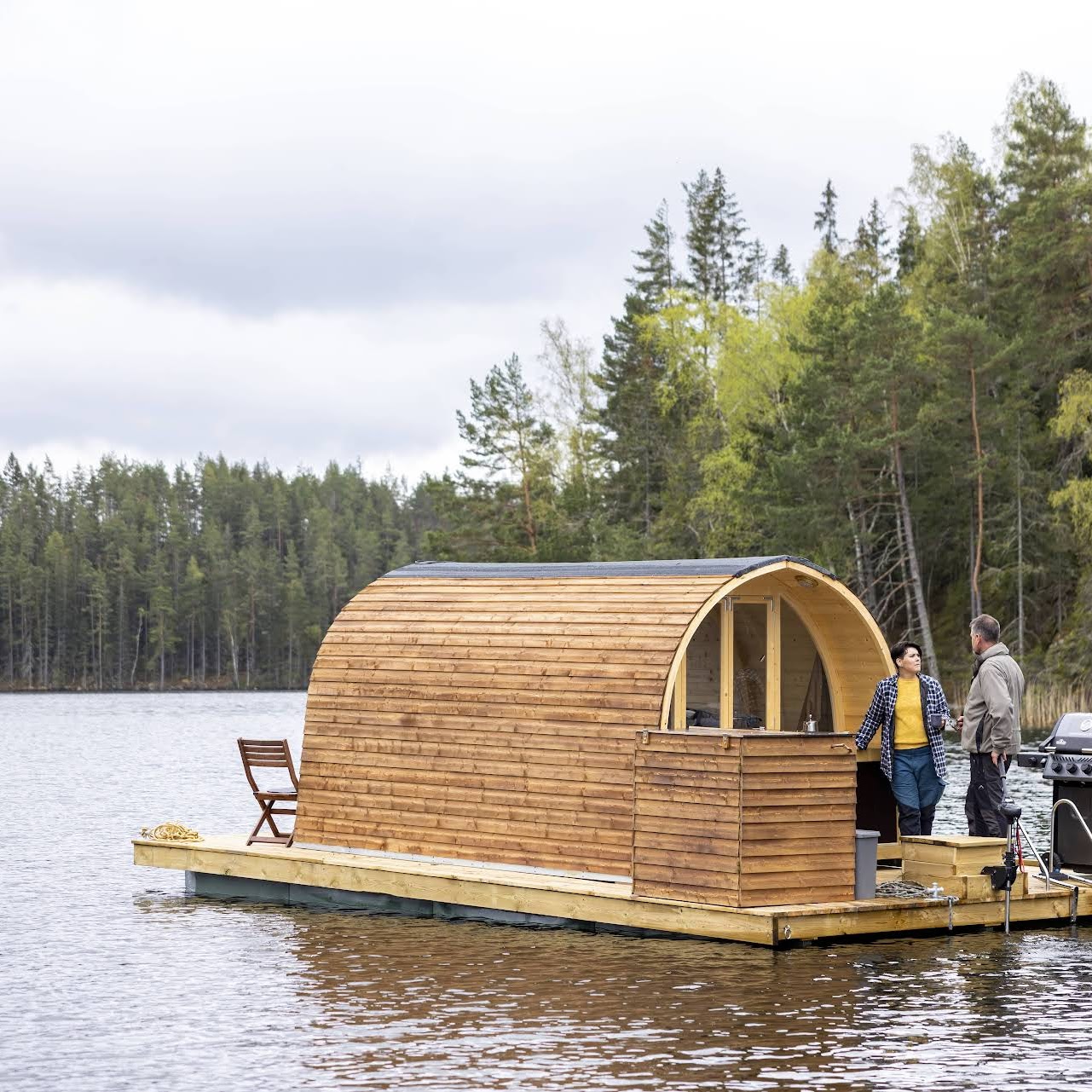 Sandra & Mattias, ägarna av Myssjö Gård, ståendes på sin flotte