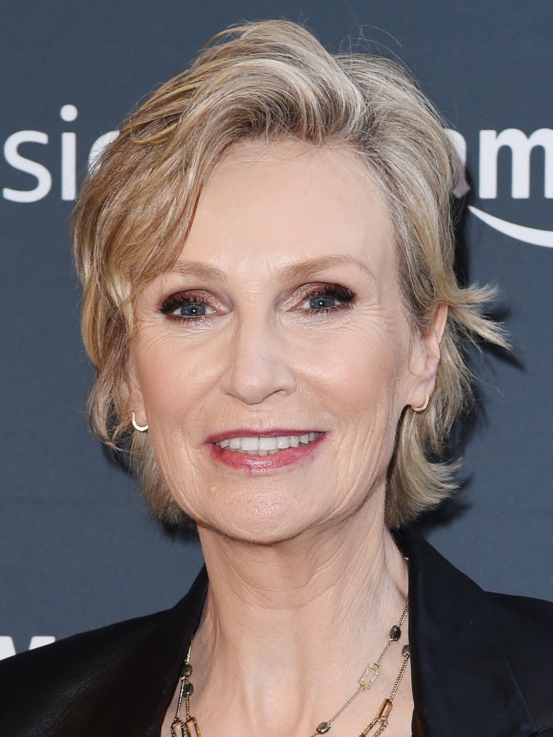 ¿Cuánto mide Jane Lynch? 221495_v9_bc